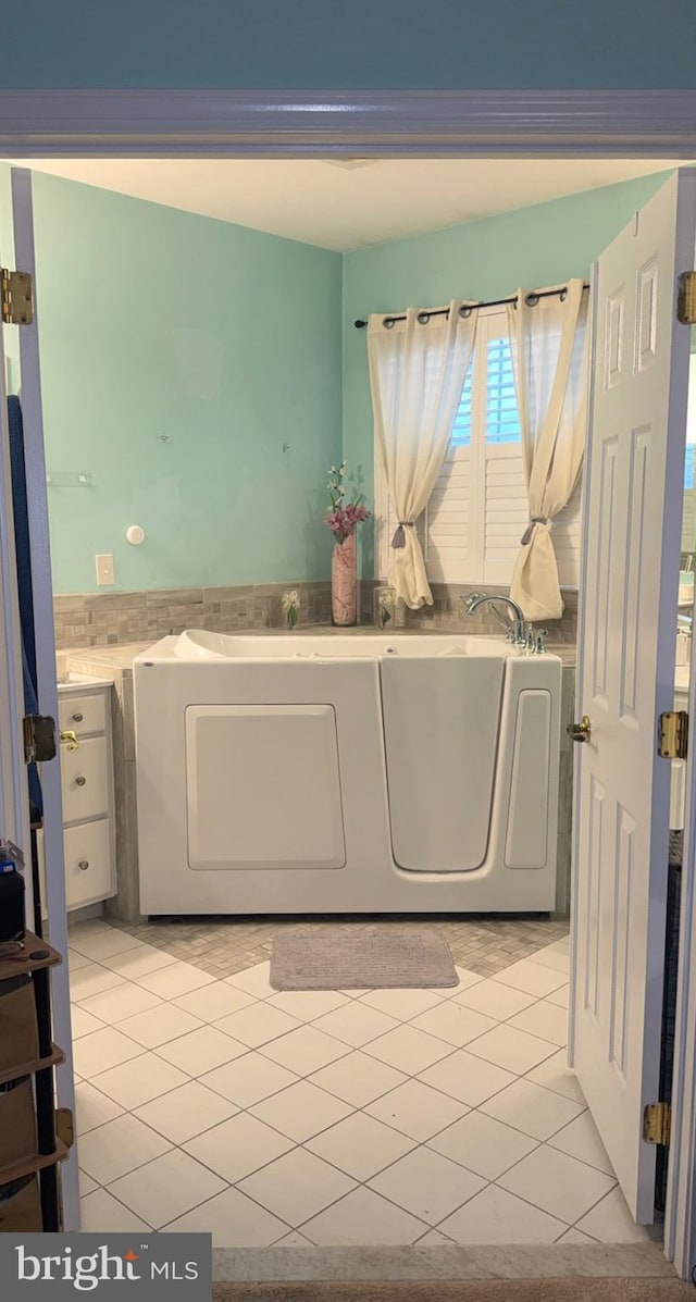 laundry room featuring light tile patterned floors