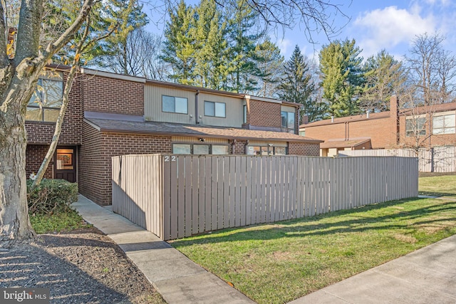 view of front of house featuring a front yard