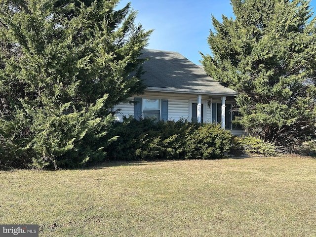 view of front facade featuring a front lawn