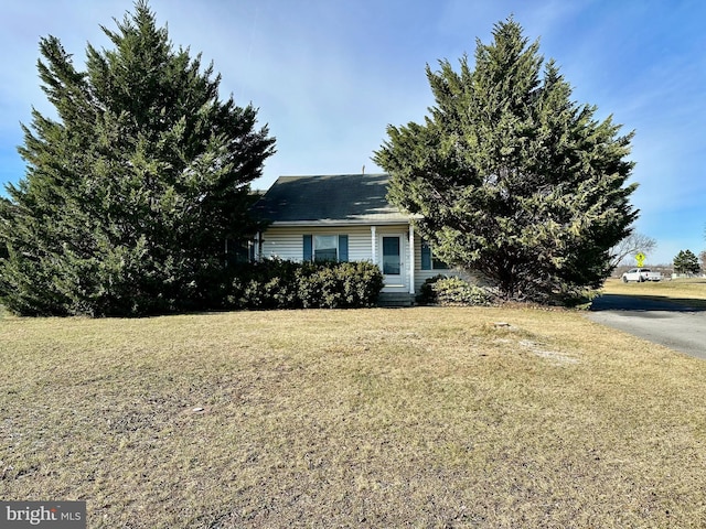 view of front of property with a front lawn