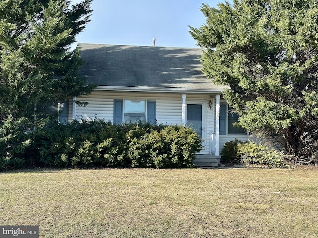 cape cod house featuring a front yard