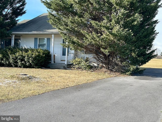 view of front of home featuring a front lawn