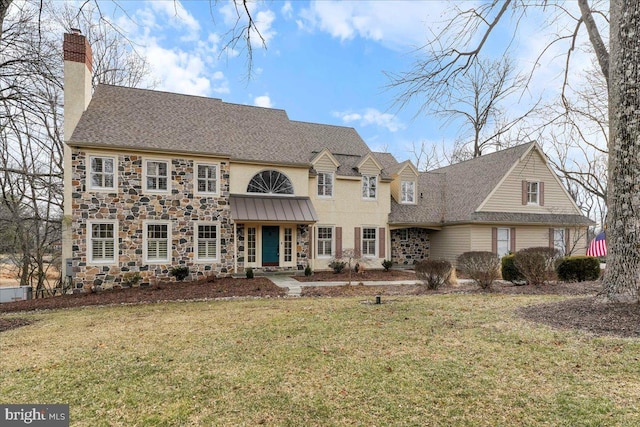 view of front facade featuring a front yard