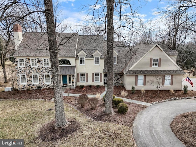 new england style home featuring a front lawn