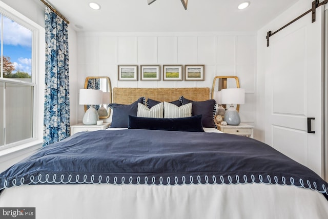 bedroom featuring a barn door