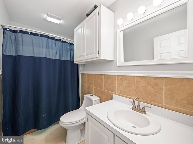 bathroom featuring a shower with shower curtain, vanity, toilet, and tile walls