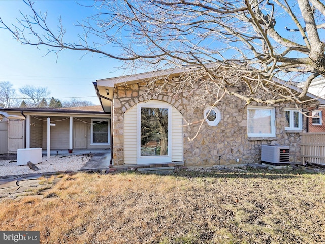 view of front facade featuring central AC and a front yard