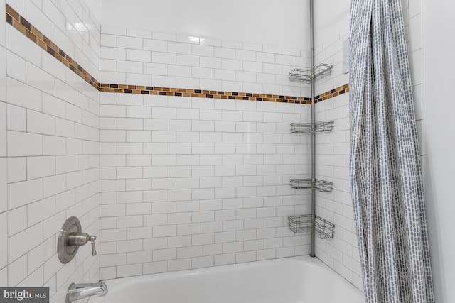 bathroom with shower / bath combo