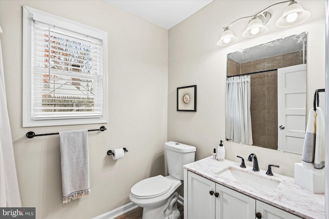 bathroom featuring a shower with shower curtain, vanity, and toilet