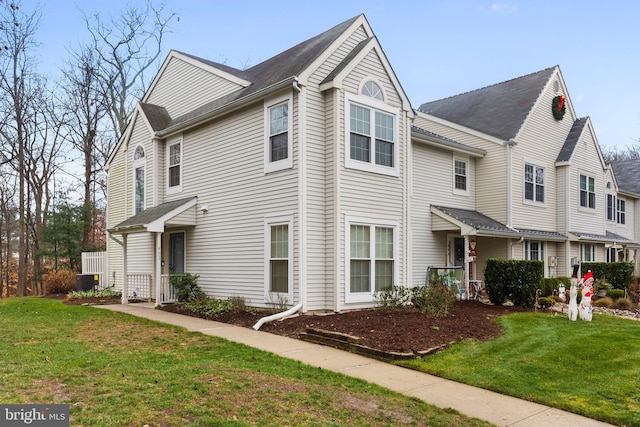 view of front facade featuring a front yard