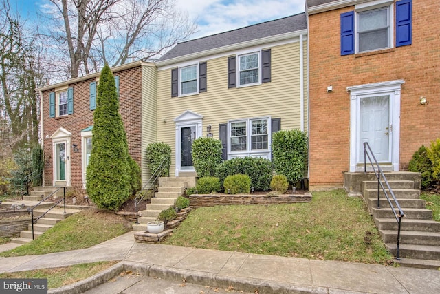 view of front of home featuring a front lawn