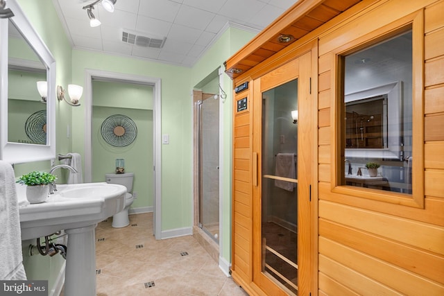 full bathroom with crown molding, visible vents, toilet, a shower stall, and baseboards