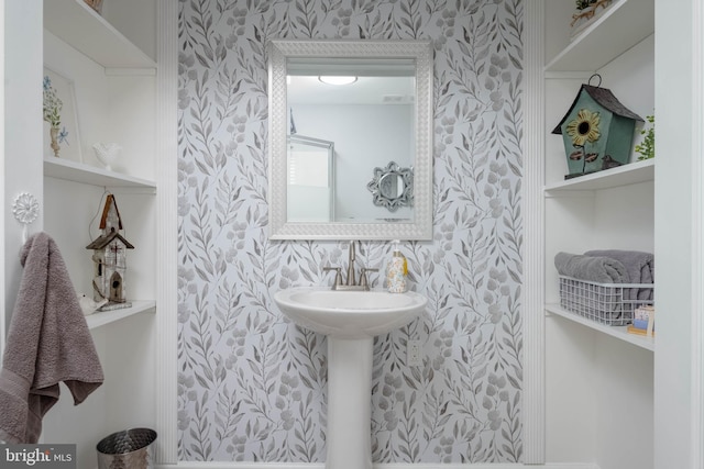 bathroom featuring sink