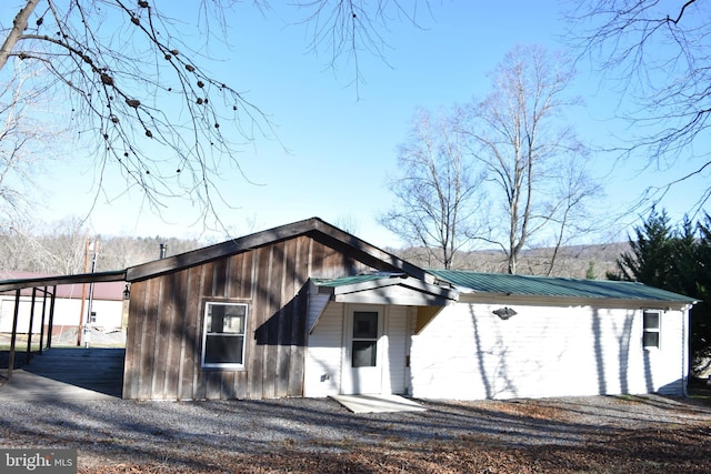 view of front facade featuring a carport