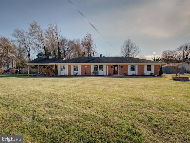 ranch-style house featuring a front yard