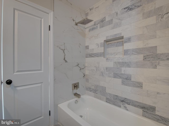 bathroom featuring tiled shower / bath combo