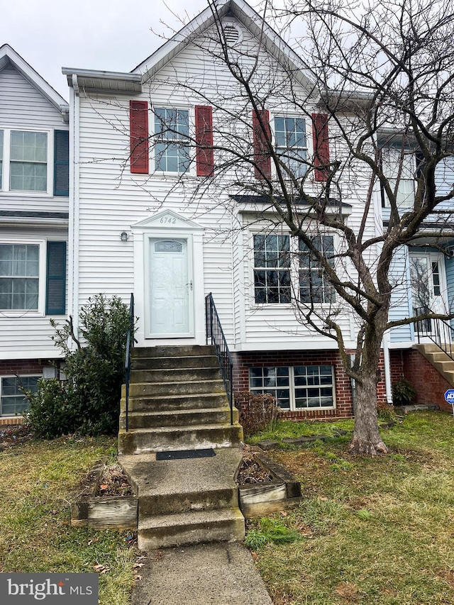 view of front of house featuring a front lawn