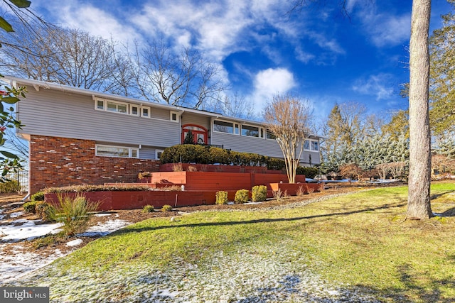 split foyer home featuring a front yard