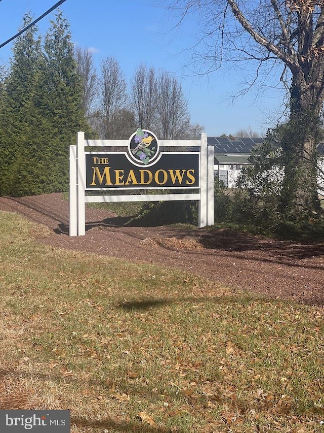 community sign featuring a yard