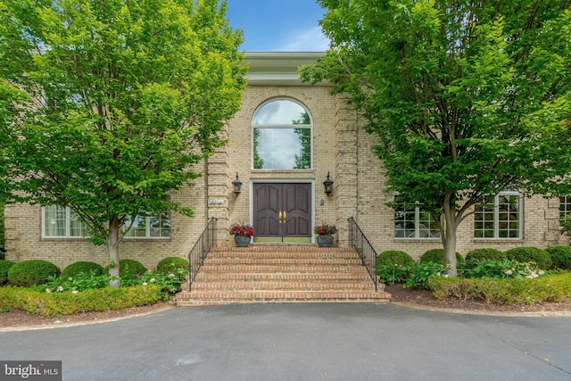 8013 Greenwich Woods Dr, Mclean, VA 22102 - entrance to property featuring brick siding