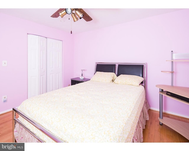 bedroom with light hardwood / wood-style floors, a closet, and ceiling fan