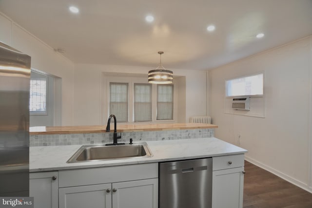 kitchen with sink, stainless steel appliances, a wealth of natural light, and tasteful backsplash