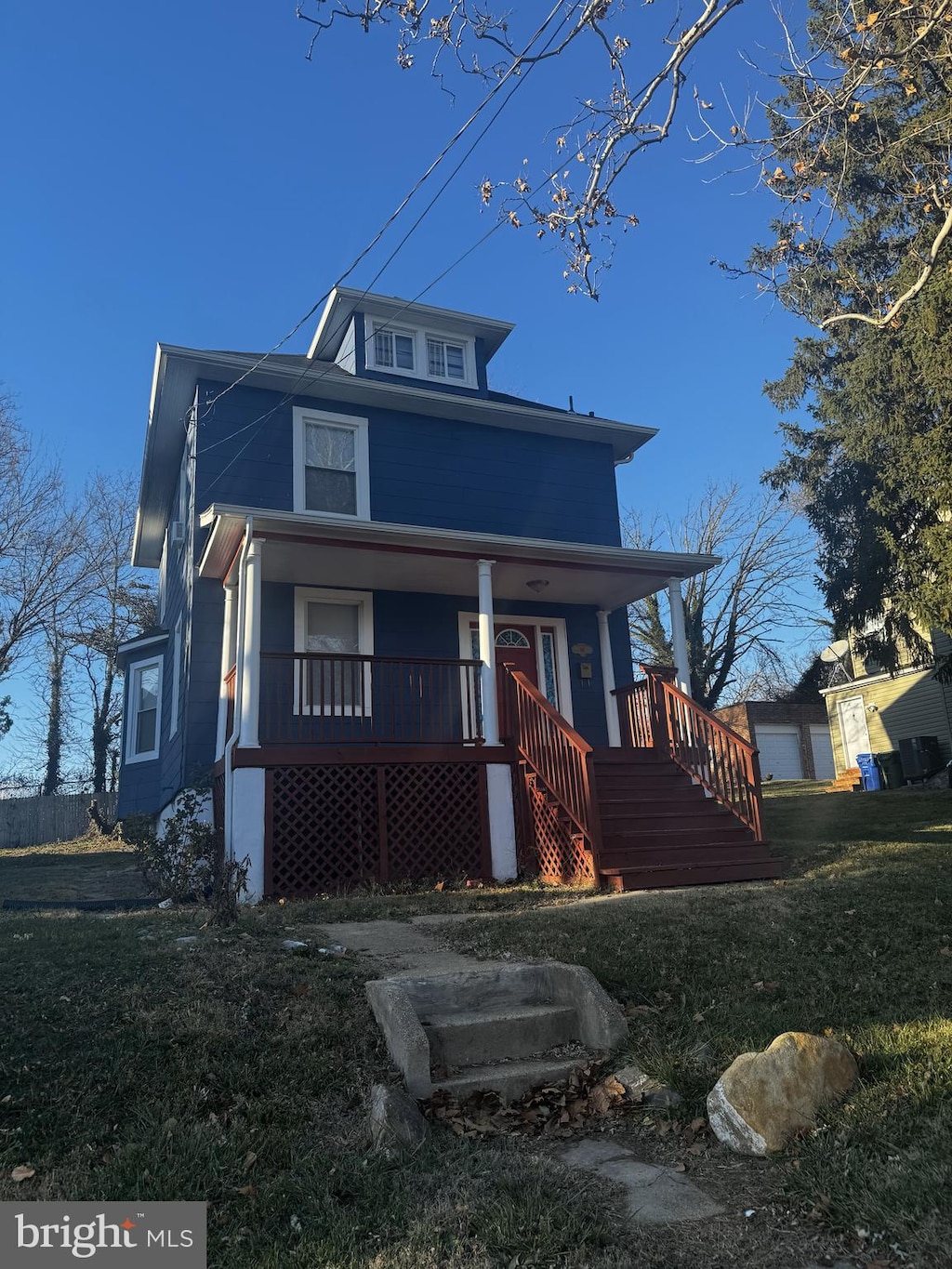 view of front of house with a front lawn and covered porch