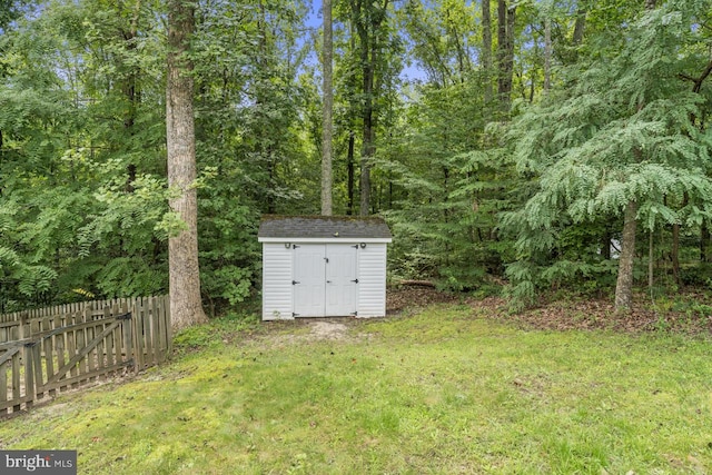 view of yard with a storage unit