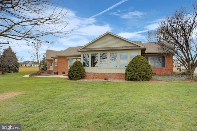 view of front of property featuring a front lawn