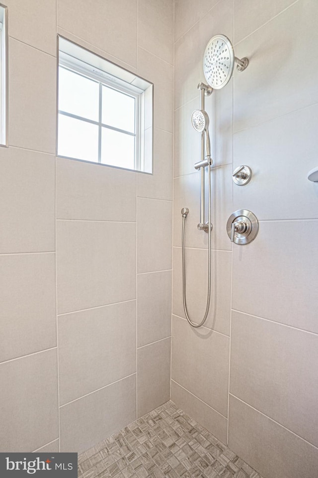 bathroom featuring a tile shower