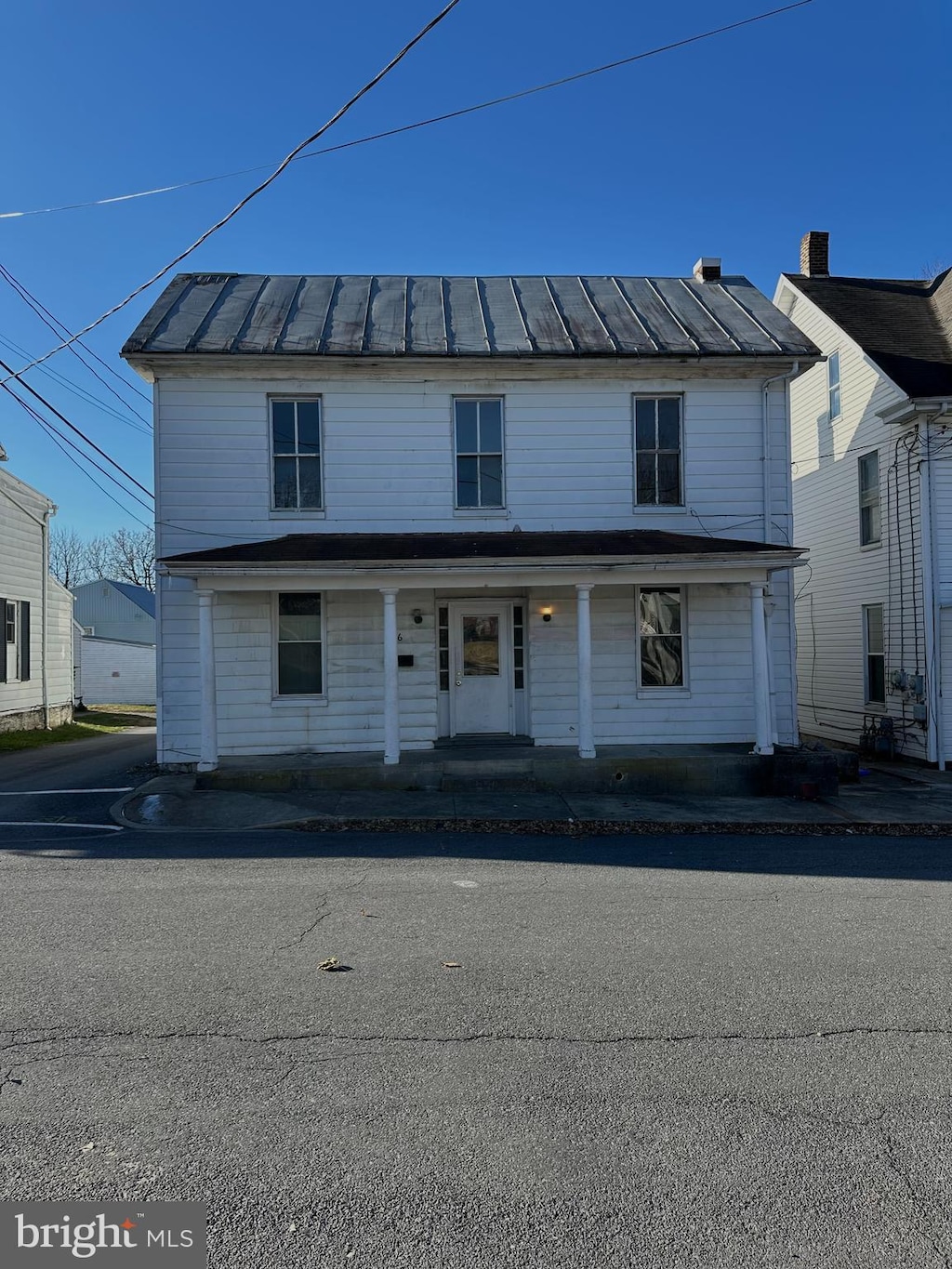 view of front of property featuring covered porch