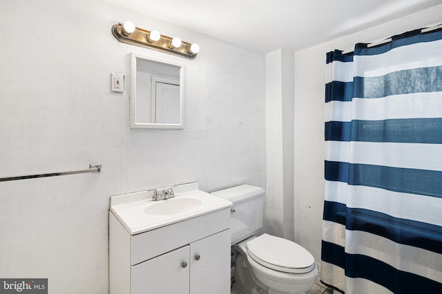 bathroom with a shower with curtain, vanity, and toilet