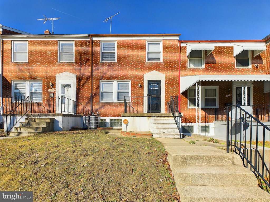 multi unit property featuring central AC and a front yard