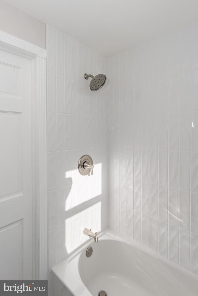 bathroom with tiled shower / bath