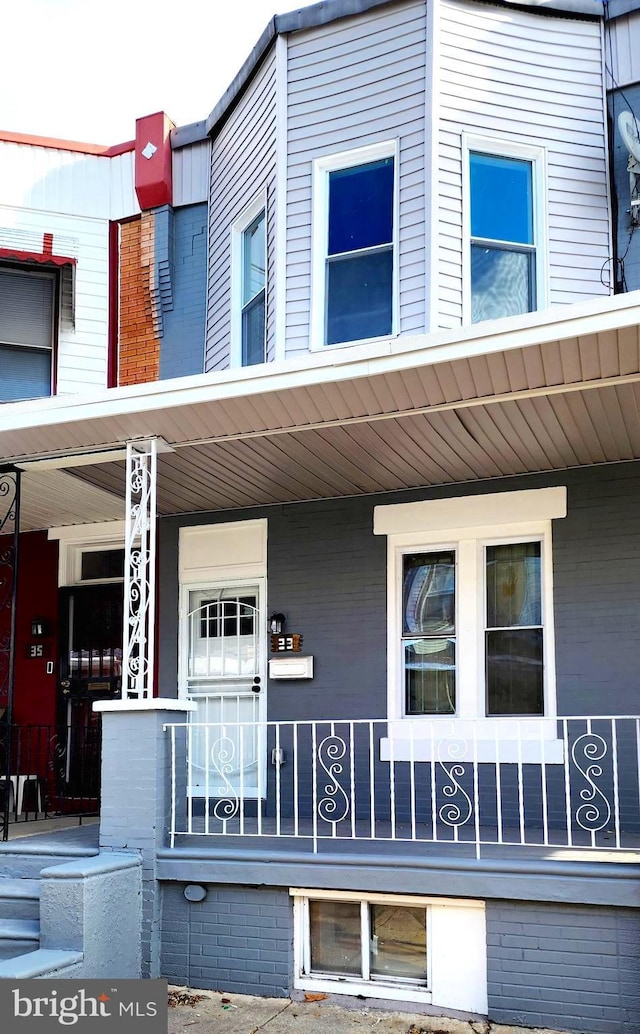 property entrance featuring covered porch