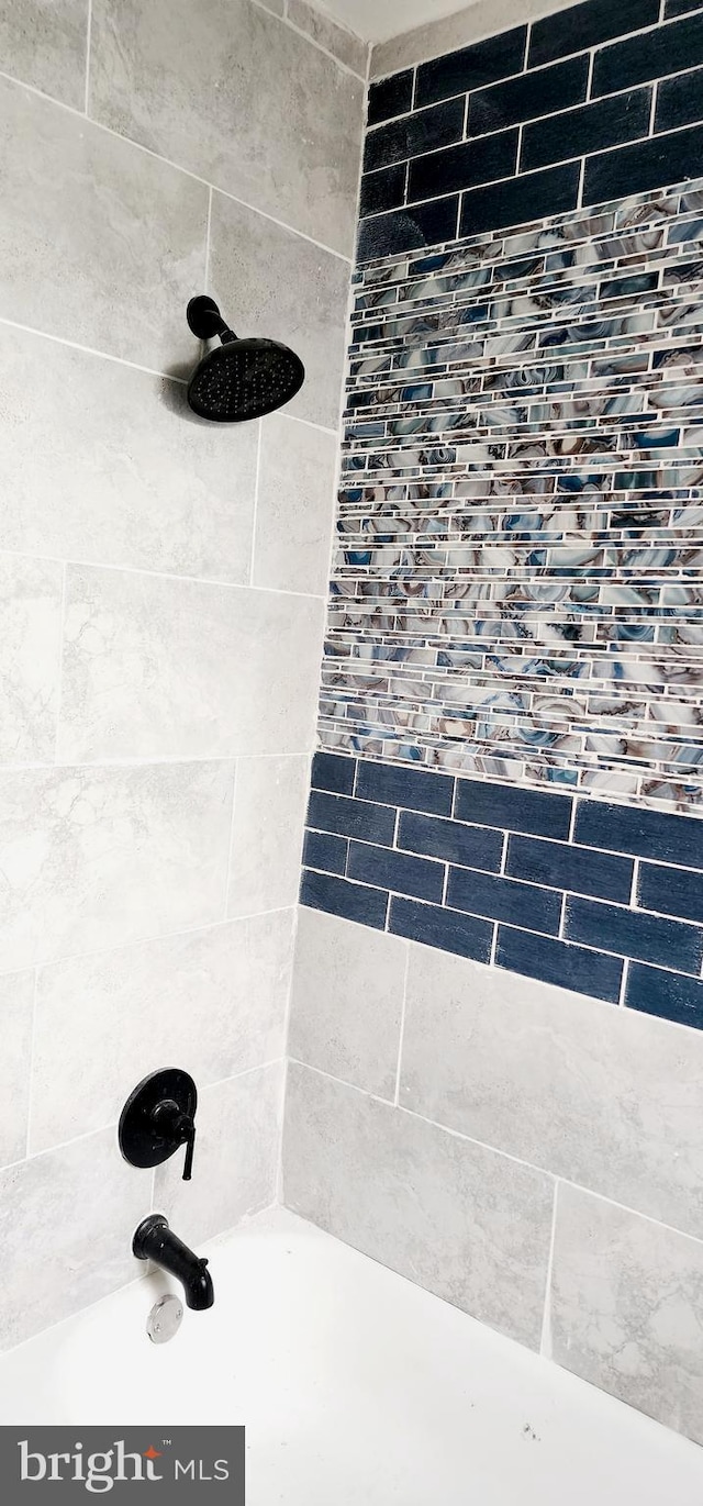 bathroom with tiled shower / bath combo