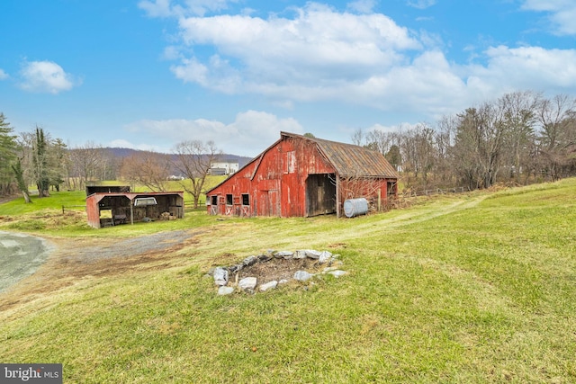 view of yard with an outbuilding