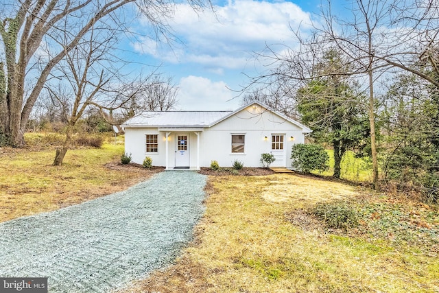 view of front of property with a front yard