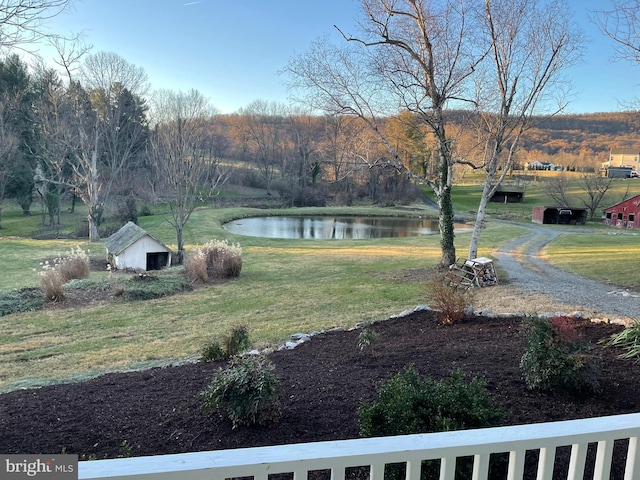 view of yard featuring a water view