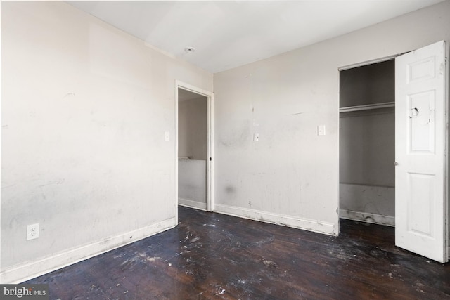 unfurnished bedroom featuring a closet