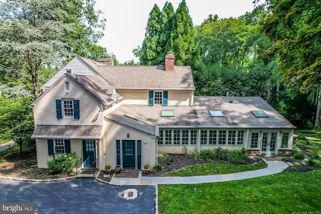 view of front of house featuring a front lawn