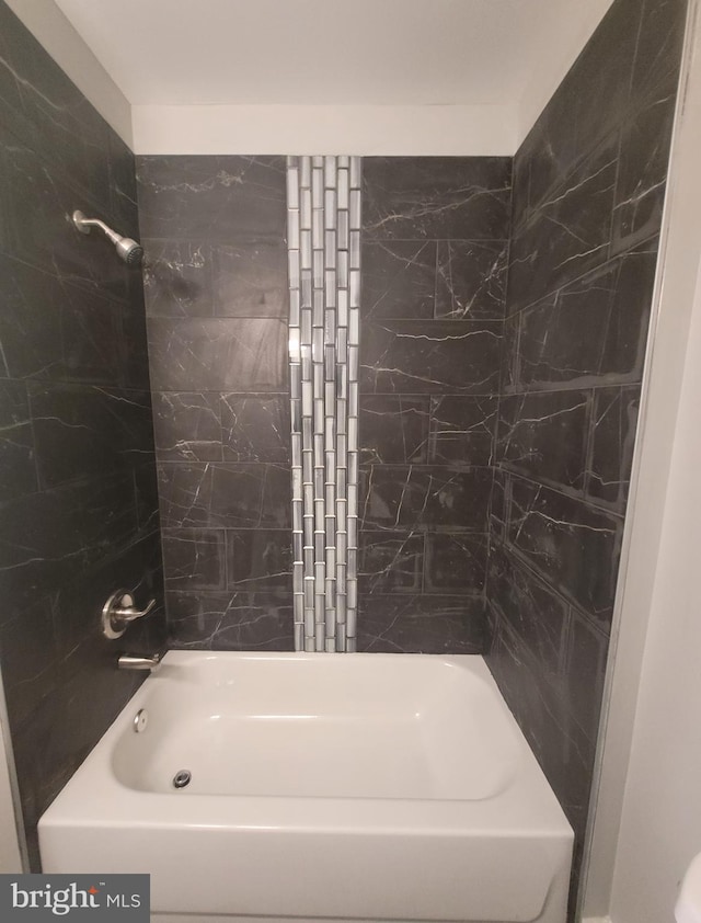 bathroom with tiled shower / bath combo