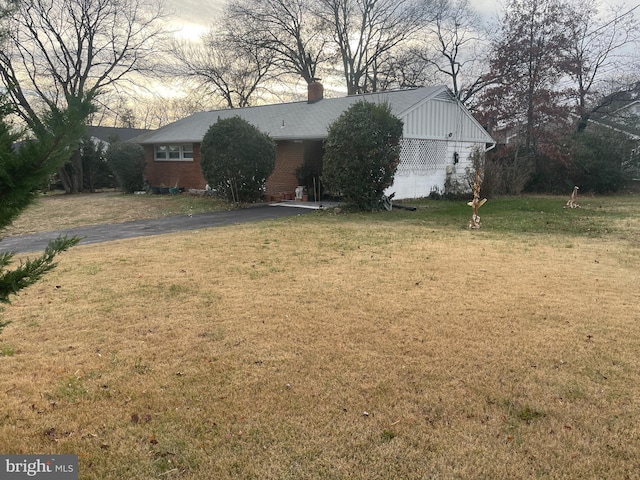 view of front of property featuring a front yard