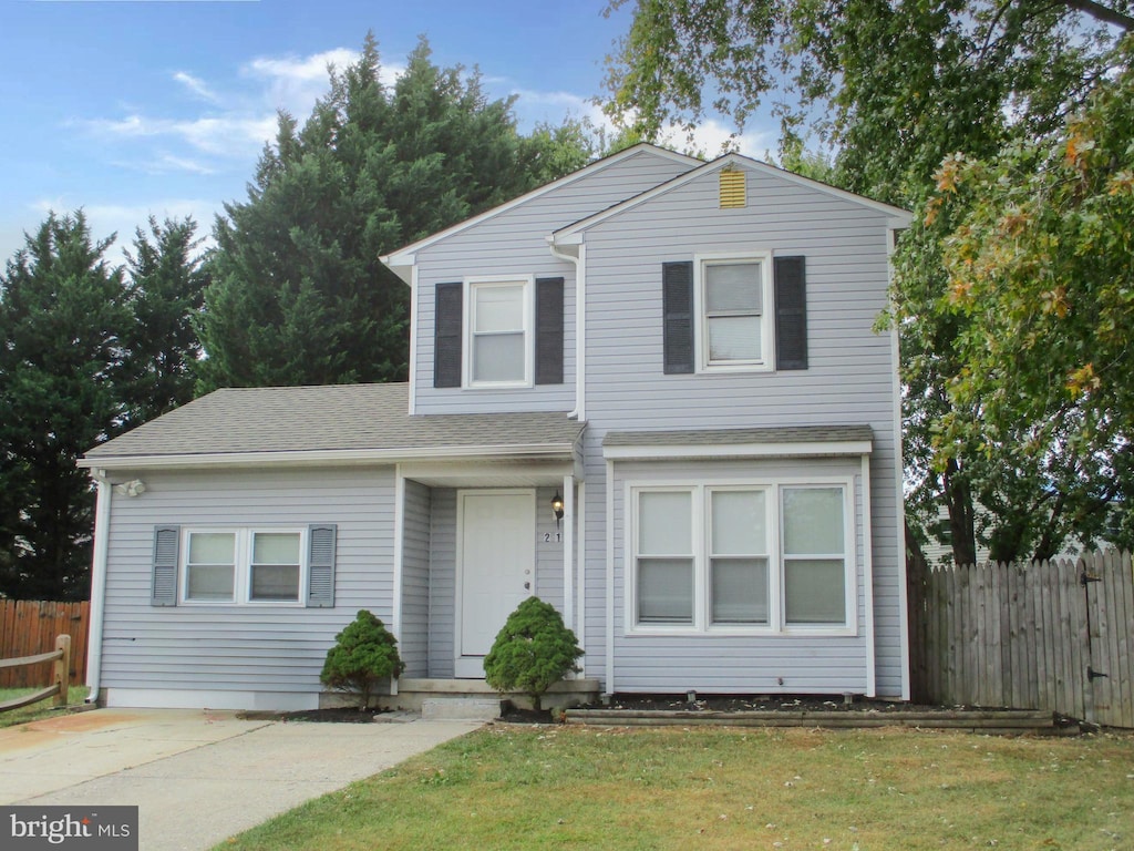 front facade featuring a front yard