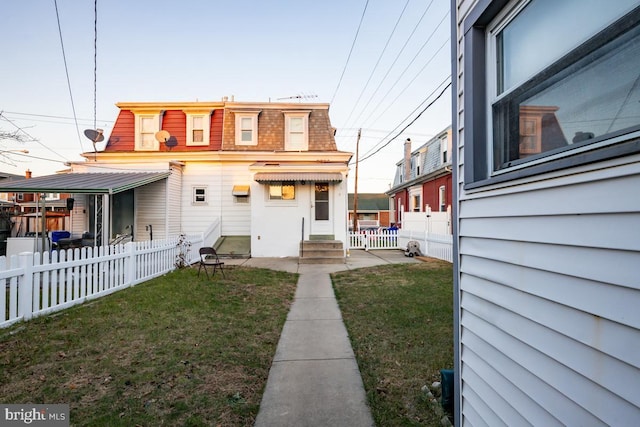 view of front facade with a front yard