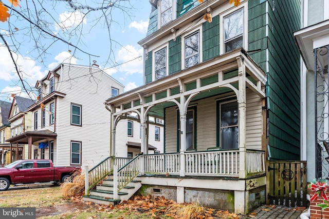 view of front of property featuring a porch