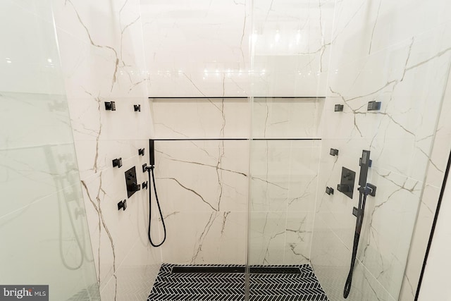 bathroom featuring tiled shower