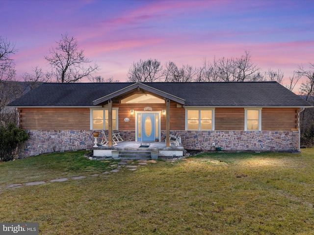 single story home featuring a lawn