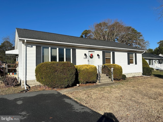 single story home with a front yard