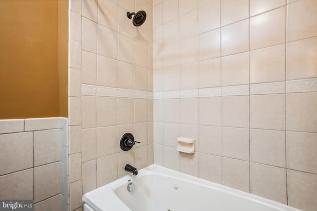 bathroom featuring tiled shower / bath